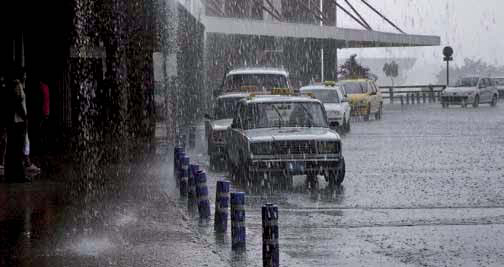 Choivas durante unha tormenta tropical no aeroporto de A Habana.